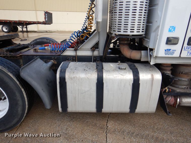 image for item JL9907 2011 Volvo VNL semi truck