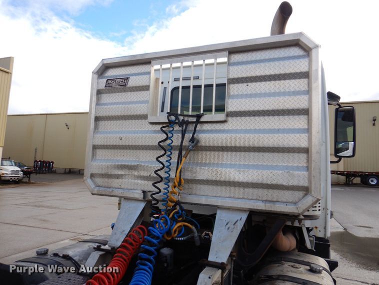 image for item JL9907 2011 Volvo VNL semi truck