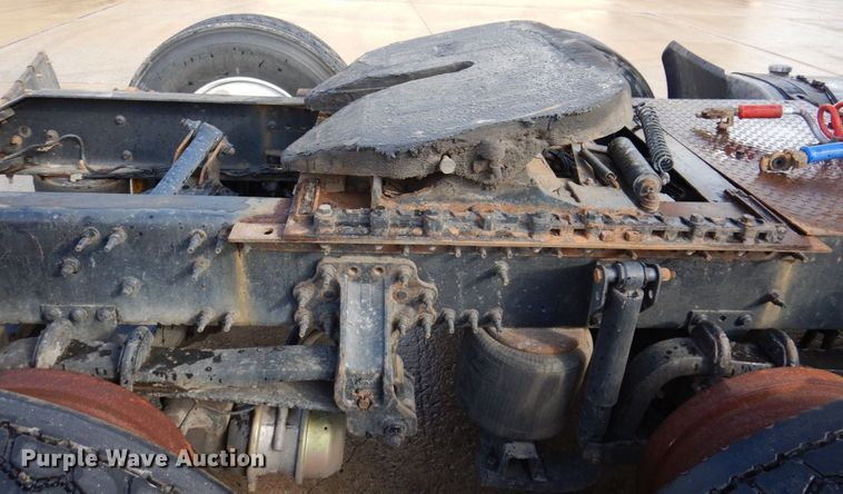 image for item JL9907 2011 Volvo VNL semi truck