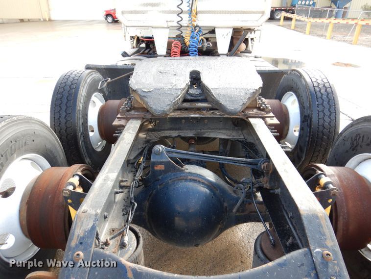 image for item JL9907 2011 Volvo VNL semi truck