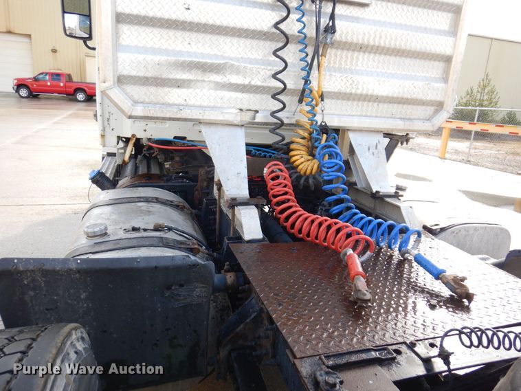 image for item JL9907 2011 Volvo VNL semi truck