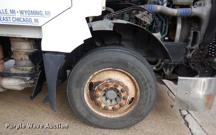 image for item JL9907 2011 Volvo VNL semi truck