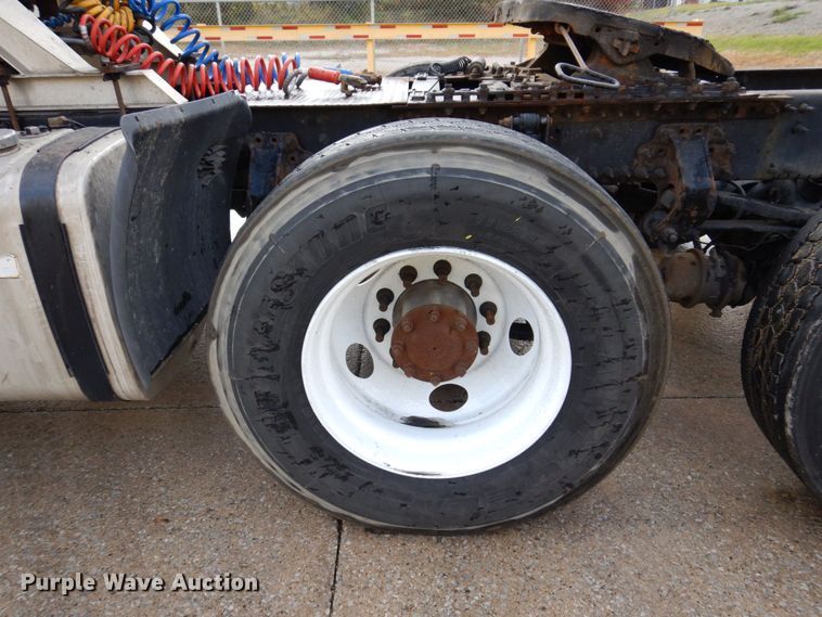 image for item JL9907 2011 Volvo VNL semi truck