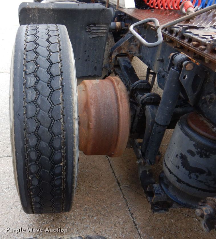 image for item JL9907 2011 Volvo VNL semi truck