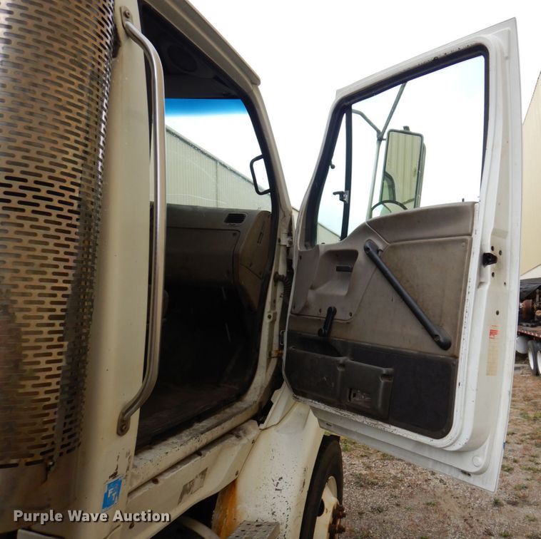 image for item JL9909 2006 Sterling A9500 semi truck