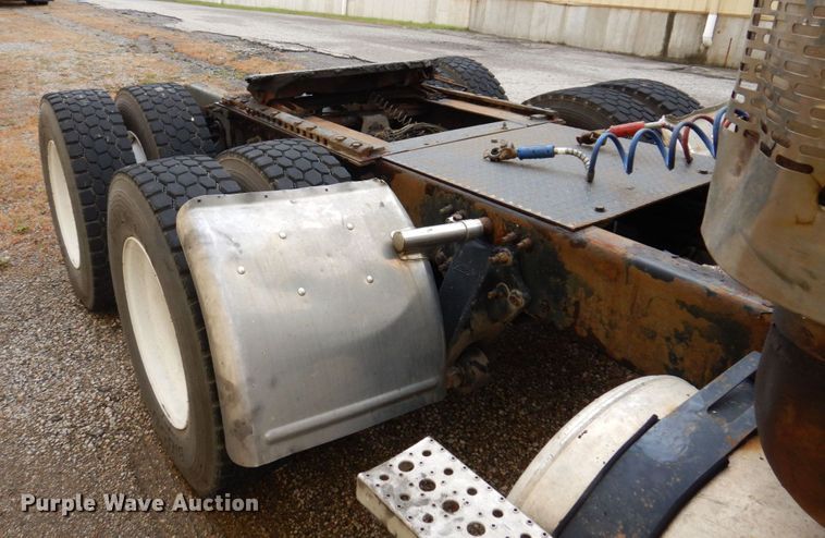 image for item JL9909 2006 Sterling A9500 semi truck