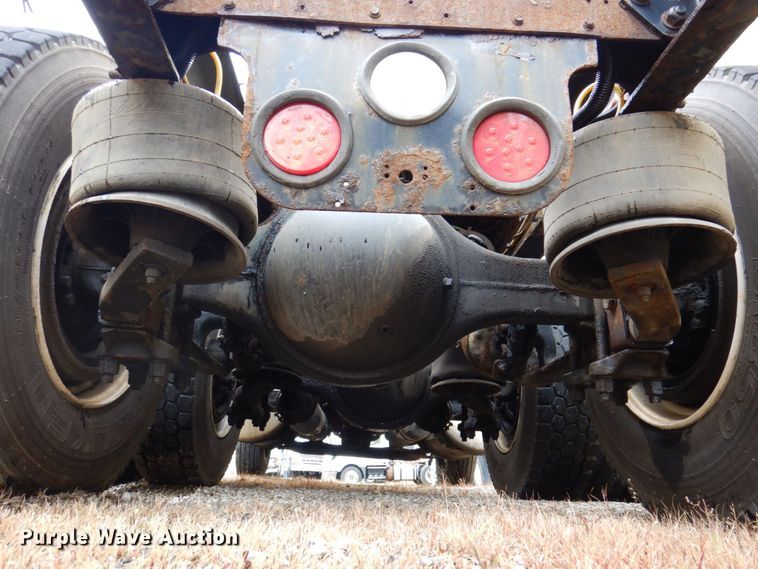 image for item JL9909 2006 Sterling A9500 semi truck