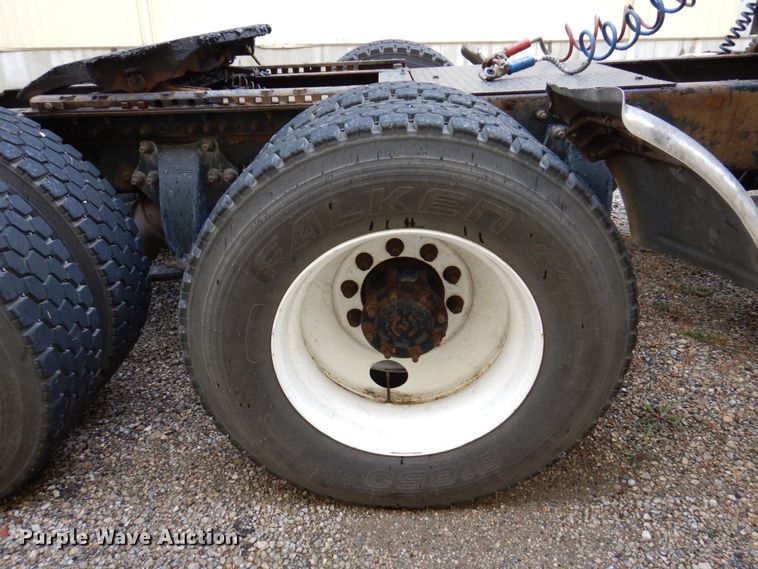 image for item JL9909 2006 Sterling A9500 semi truck