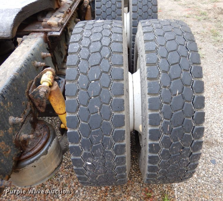 image for item JL9909 2006 Sterling A9500 semi truck