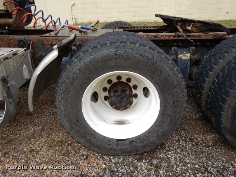 image for item JL9909 2006 Sterling A9500 semi truck