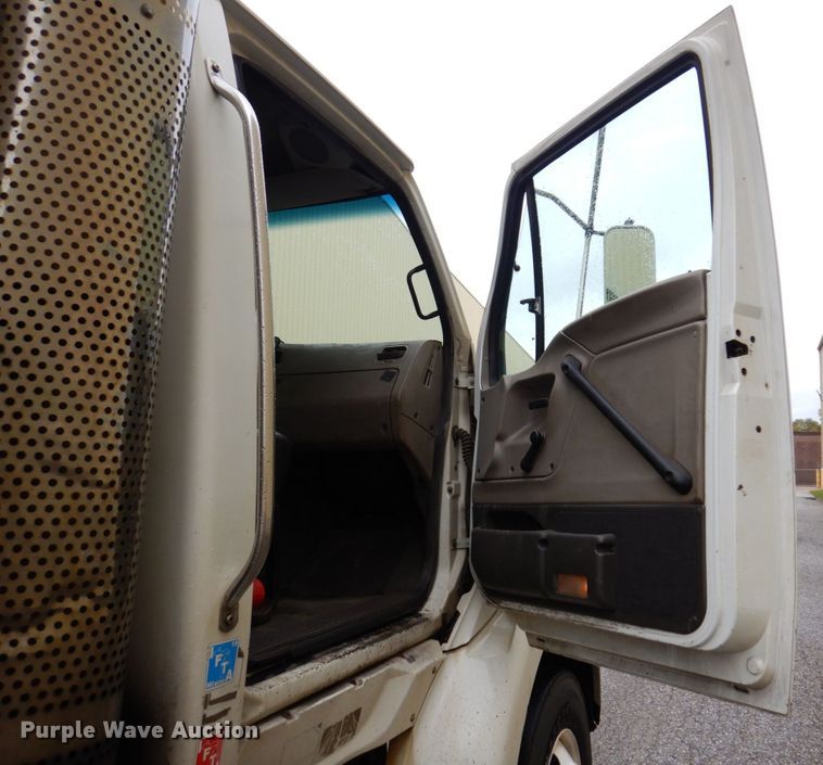 image for item JL9910 2006 Sterling A9500 semi truck