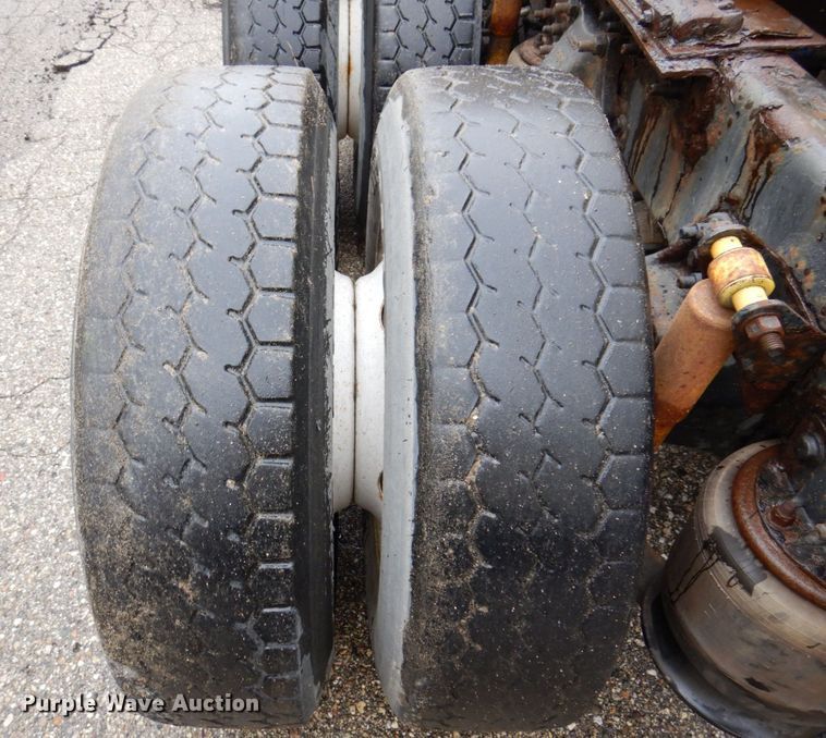 image for item JL9910 2006 Sterling A9500 semi truck