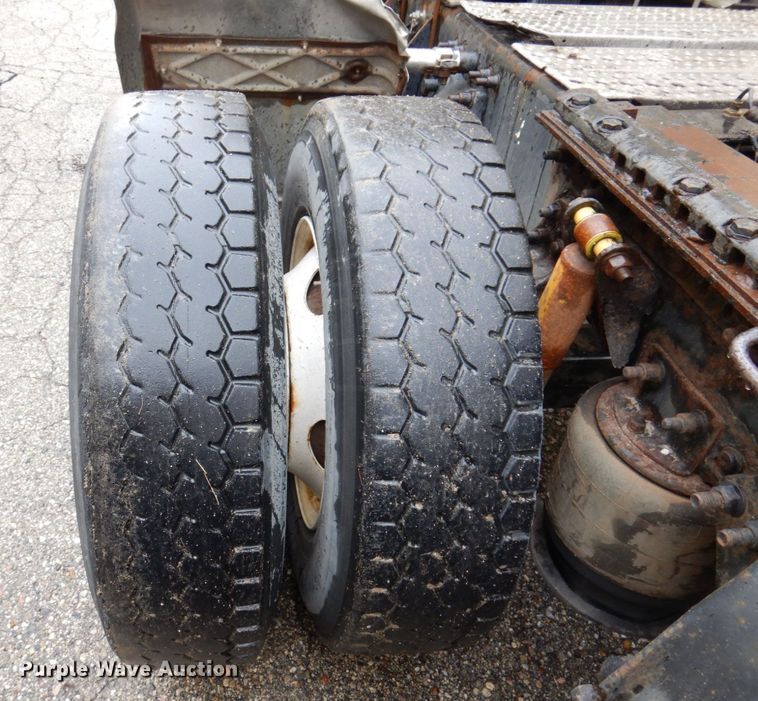 image for item JL9910 2006 Sterling A9500 semi truck