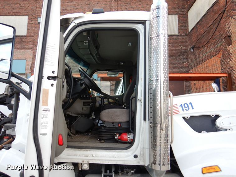 image for item JL9912 2019 Peterbilt 567  semi truck