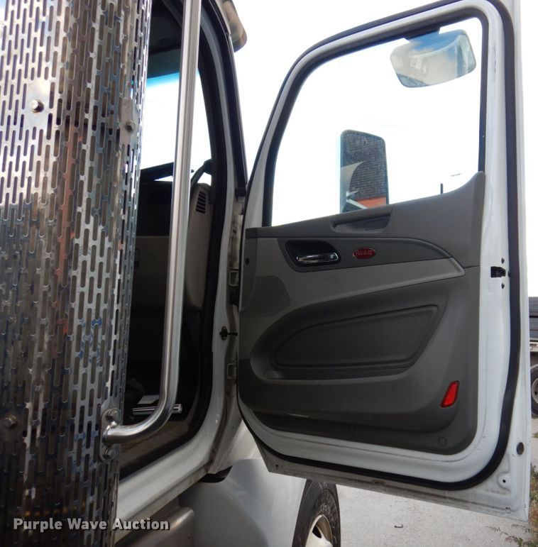 image for item JL9912 2019 Peterbilt 567  semi truck