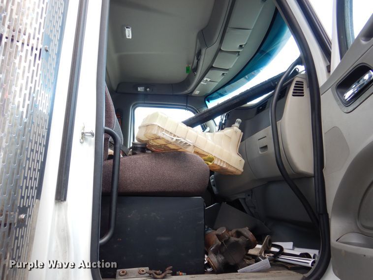 image for item JL9912 2019 Peterbilt 567  semi truck