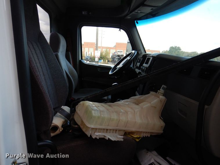 image for item JL9912 2019 Peterbilt 567  semi truck