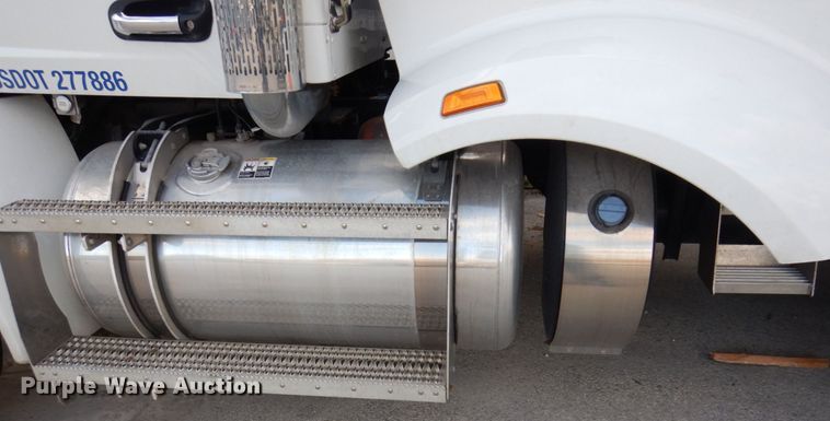 image for item JL9912 2019 Peterbilt 567  semi truck