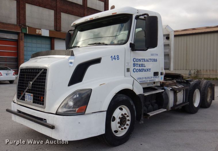 image for item JL9913 2013 Volvo VN  semi truck