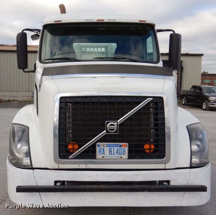 image for item JL9913 2013 Volvo VN  semi truck