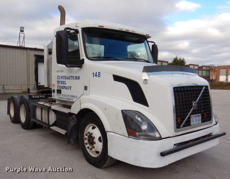 image for item JL9913 2013 Volvo VN  semi truck