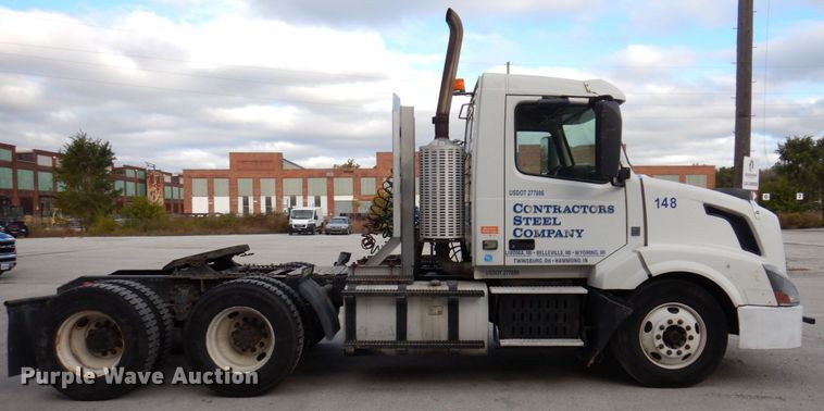 image for item JL9913 2013 Volvo VN  semi truck