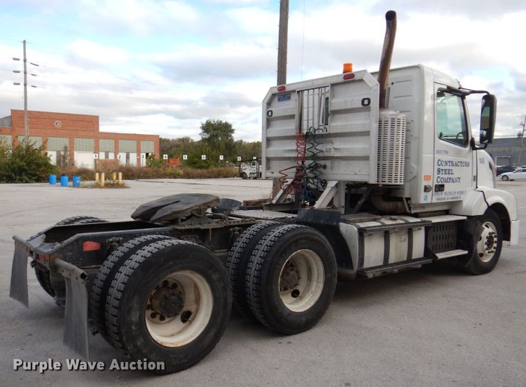 image for item JL9913 2013 Volvo VN  semi truck