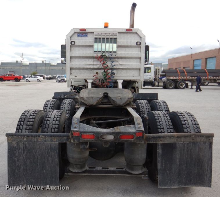 image for item JL9913 2013 Volvo VN  semi truck