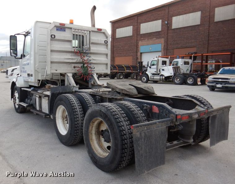 image for item JL9913 2013 Volvo VN  semi truck