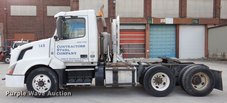 image for item JL9913 2013 Volvo VN  semi truck