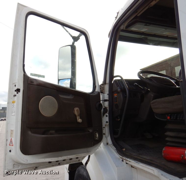 image for item JL9913 2013 Volvo VN  semi truck