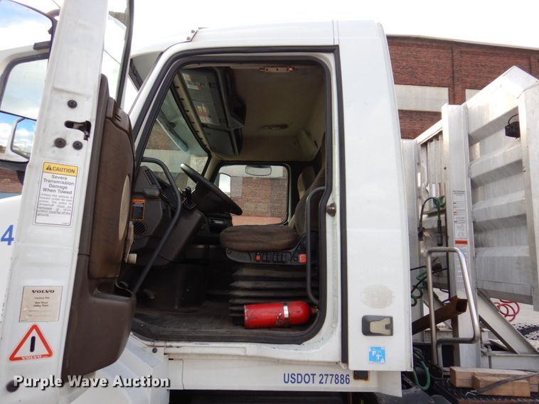 image for item JL9913 2013 Volvo VN  semi truck