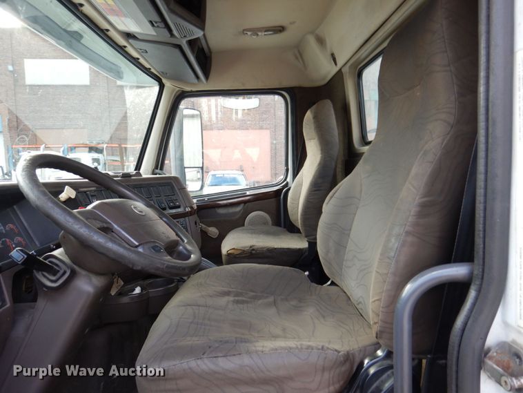 image for item JL9913 2013 Volvo VN  semi truck