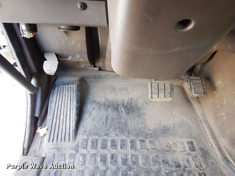 image for item JL9913 2013 Volvo VN  semi truck