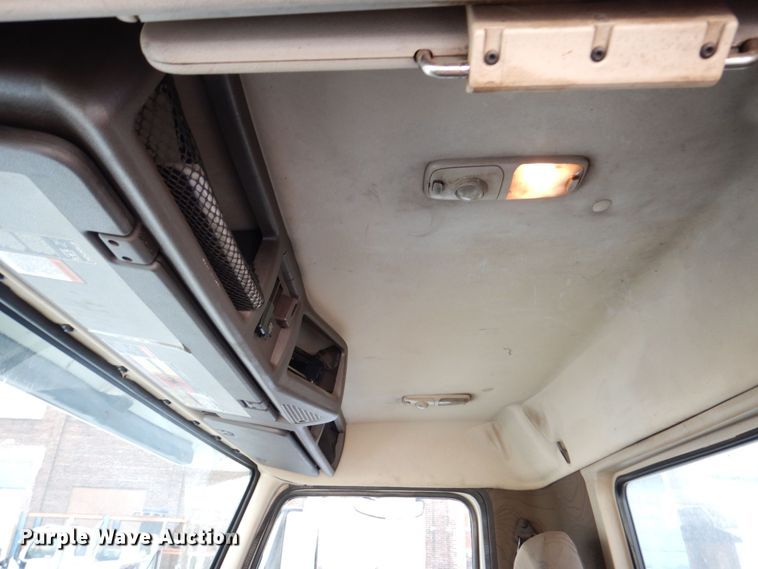 image for item JL9913 2013 Volvo VN  semi truck