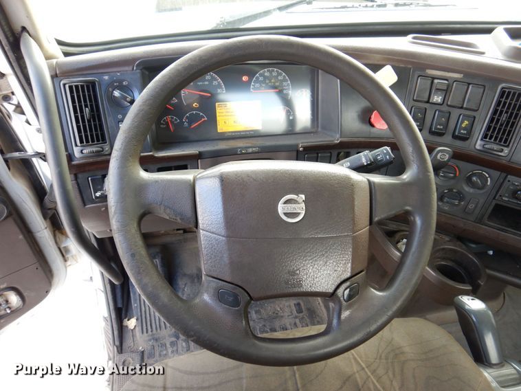 image for item JL9913 2013 Volvo VN  semi truck