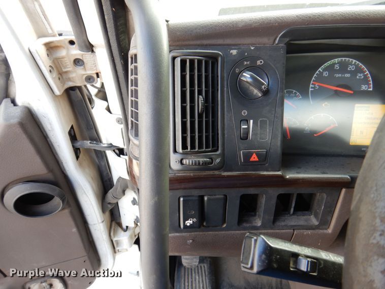 image for item JL9913 2013 Volvo VN  semi truck