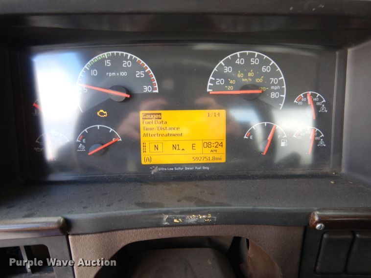 image for item JL9913 2013 Volvo VN  semi truck