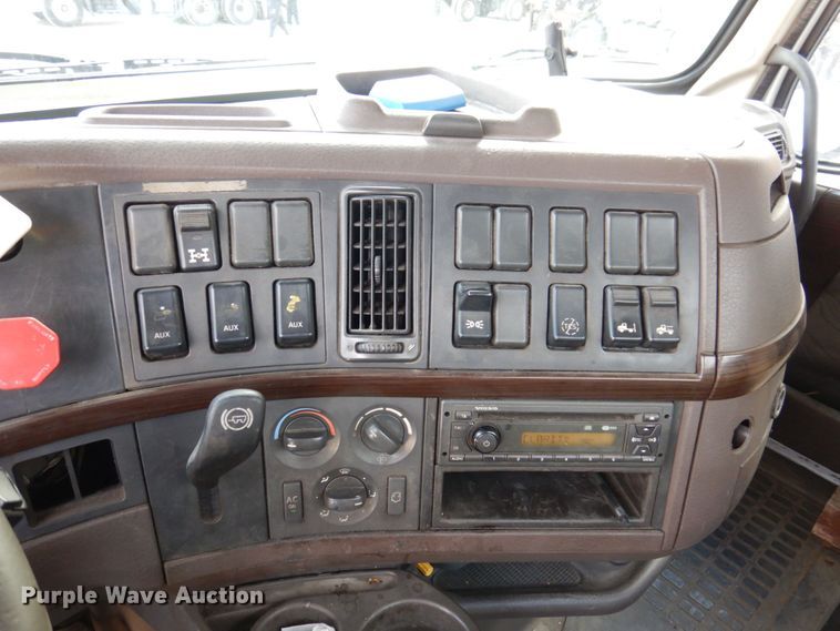 image for item JL9913 2013 Volvo VN  semi truck