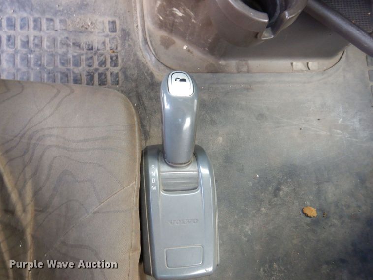 image for item JL9913 2013 Volvo VN  semi truck