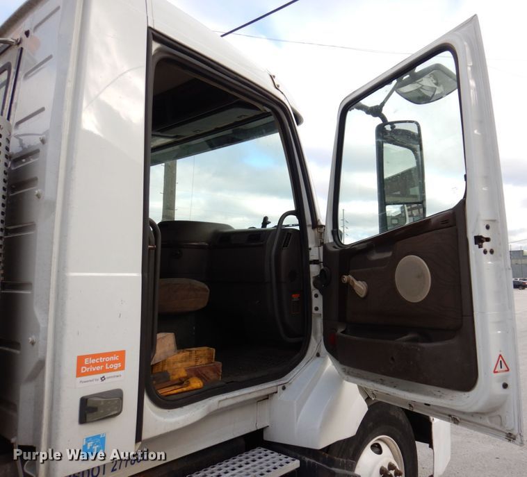 image for item JL9913 2013 Volvo VN  semi truck