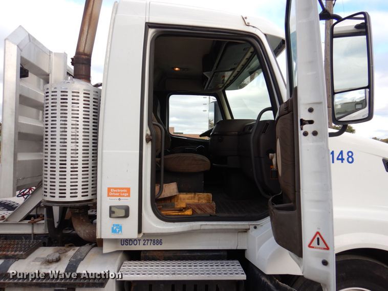 image for item JL9913 2013 Volvo VN  semi truck