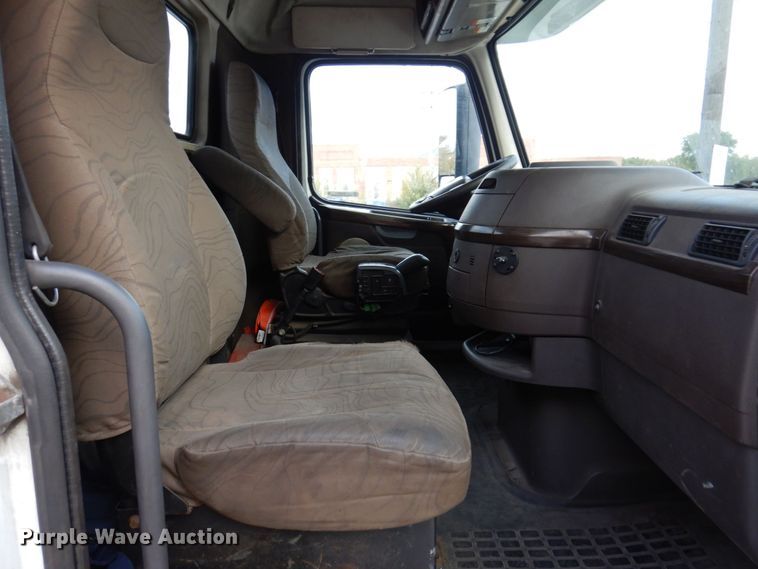 image for item JL9913 2013 Volvo VN  semi truck