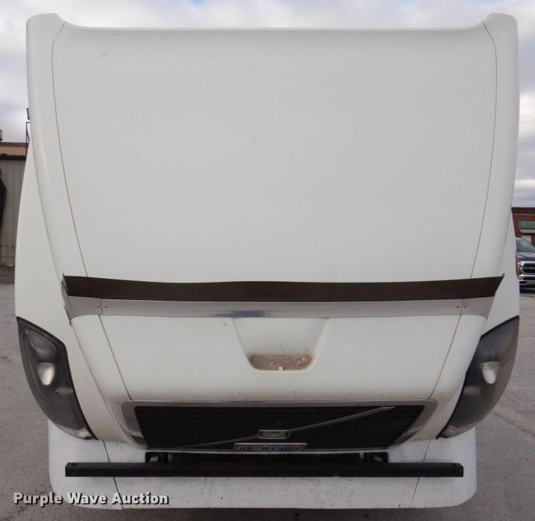 image for item JL9913 2013 Volvo VN  semi truck