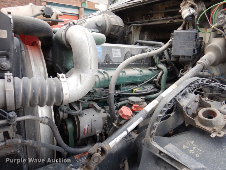 image for item JL9913 2013 Volvo VN  semi truck