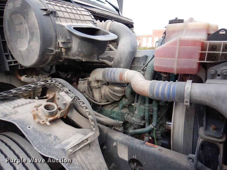 image for item JL9913 2013 Volvo VN  semi truck