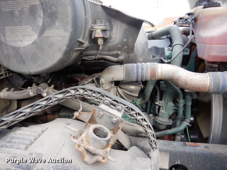 image for item JL9913 2013 Volvo VN  semi truck