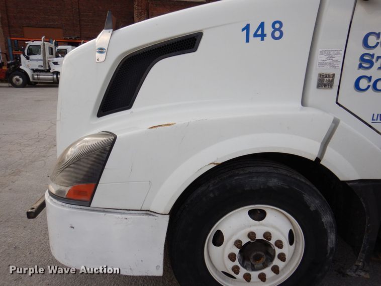 image for item JL9913 2013 Volvo VN  semi truck