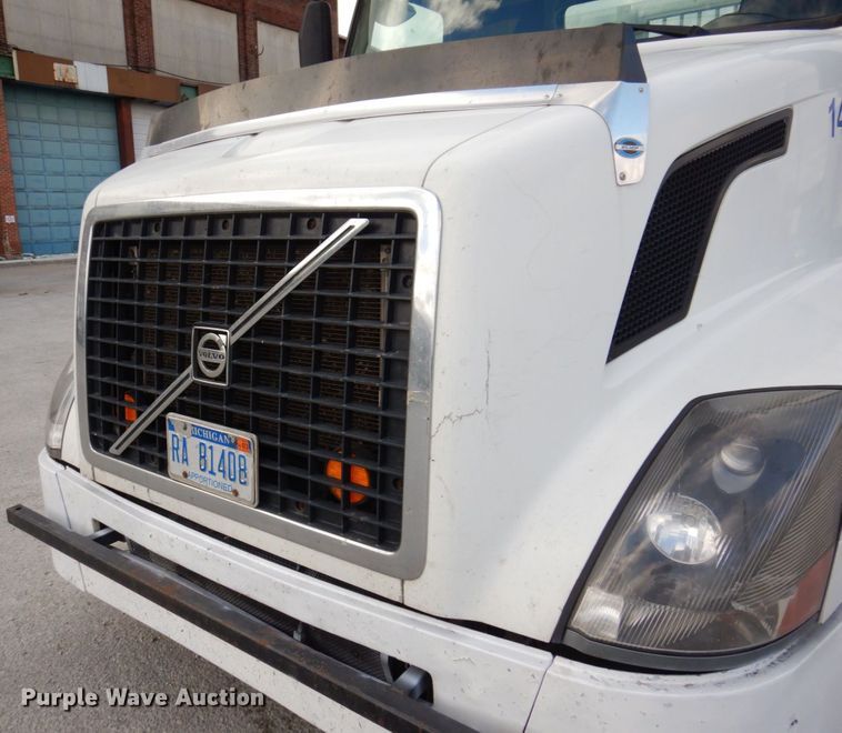 image for item JL9913 2013 Volvo VN  semi truck