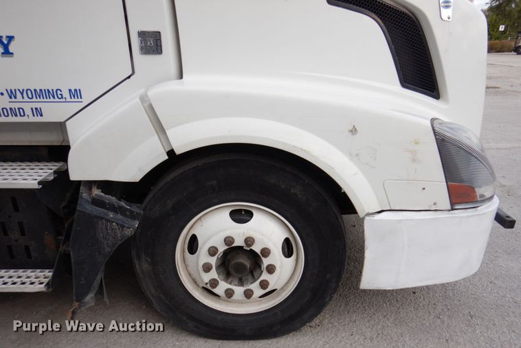 image for item JL9913 2013 Volvo VN  semi truck